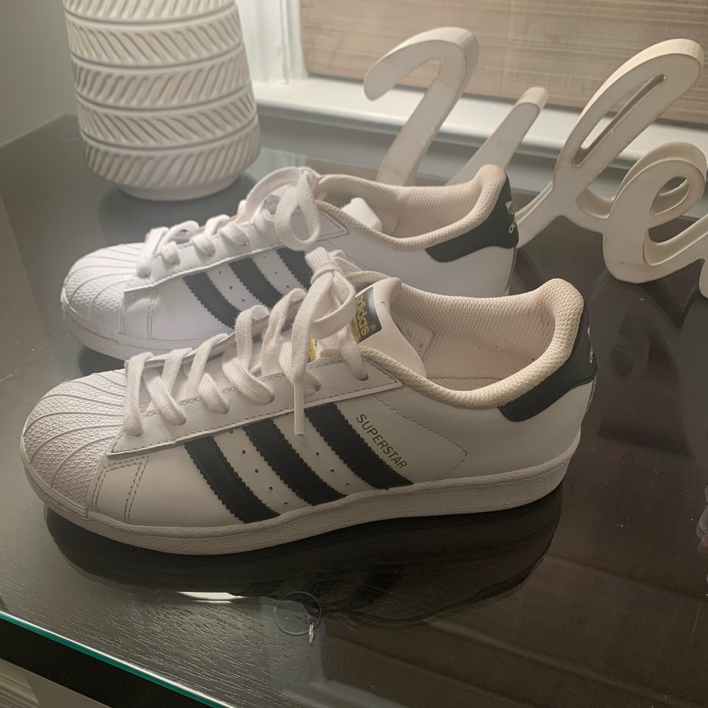 Adidas Superstar.